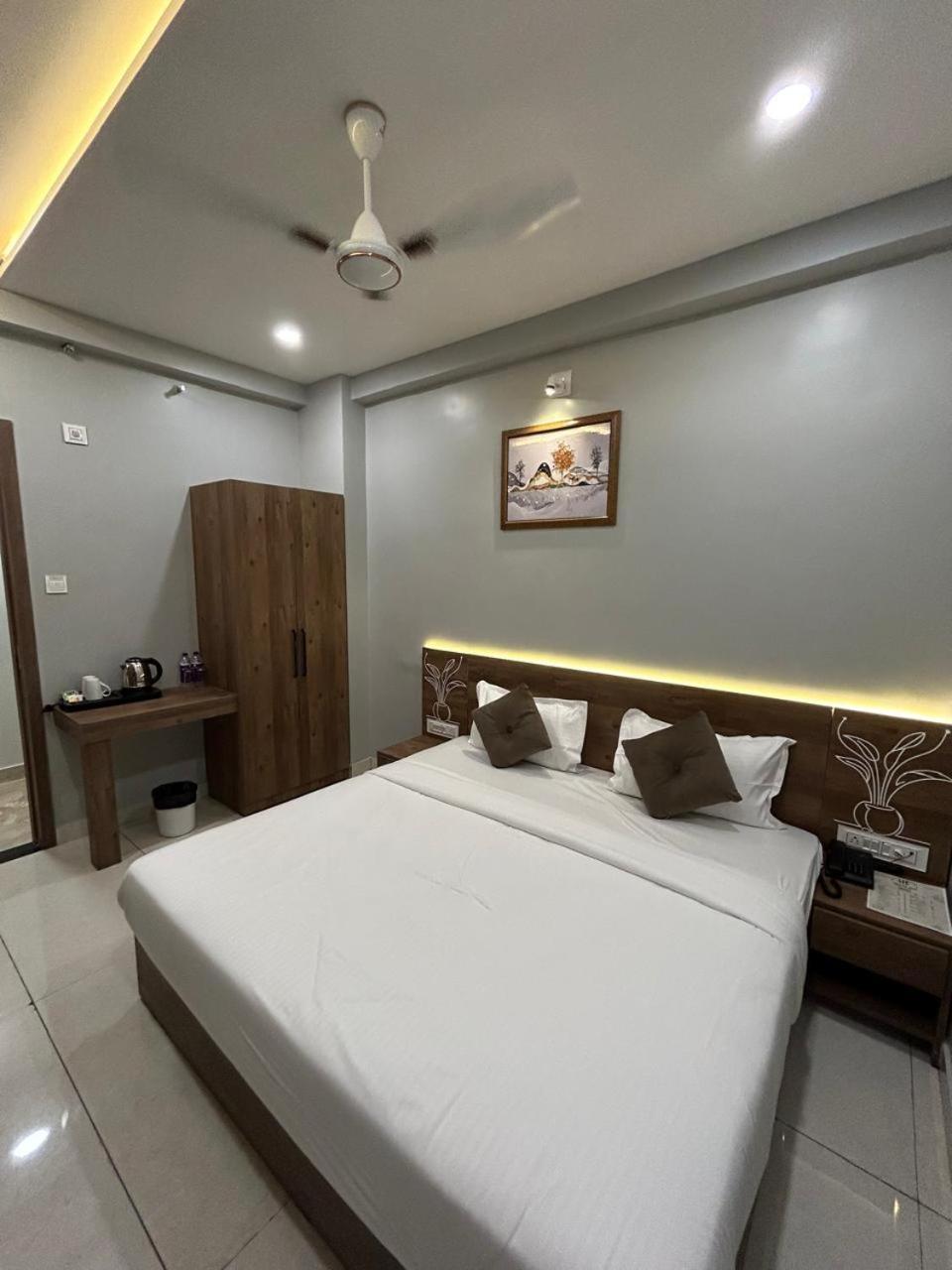 Hotel Holiday Icon Dwārka エクステリア 写真