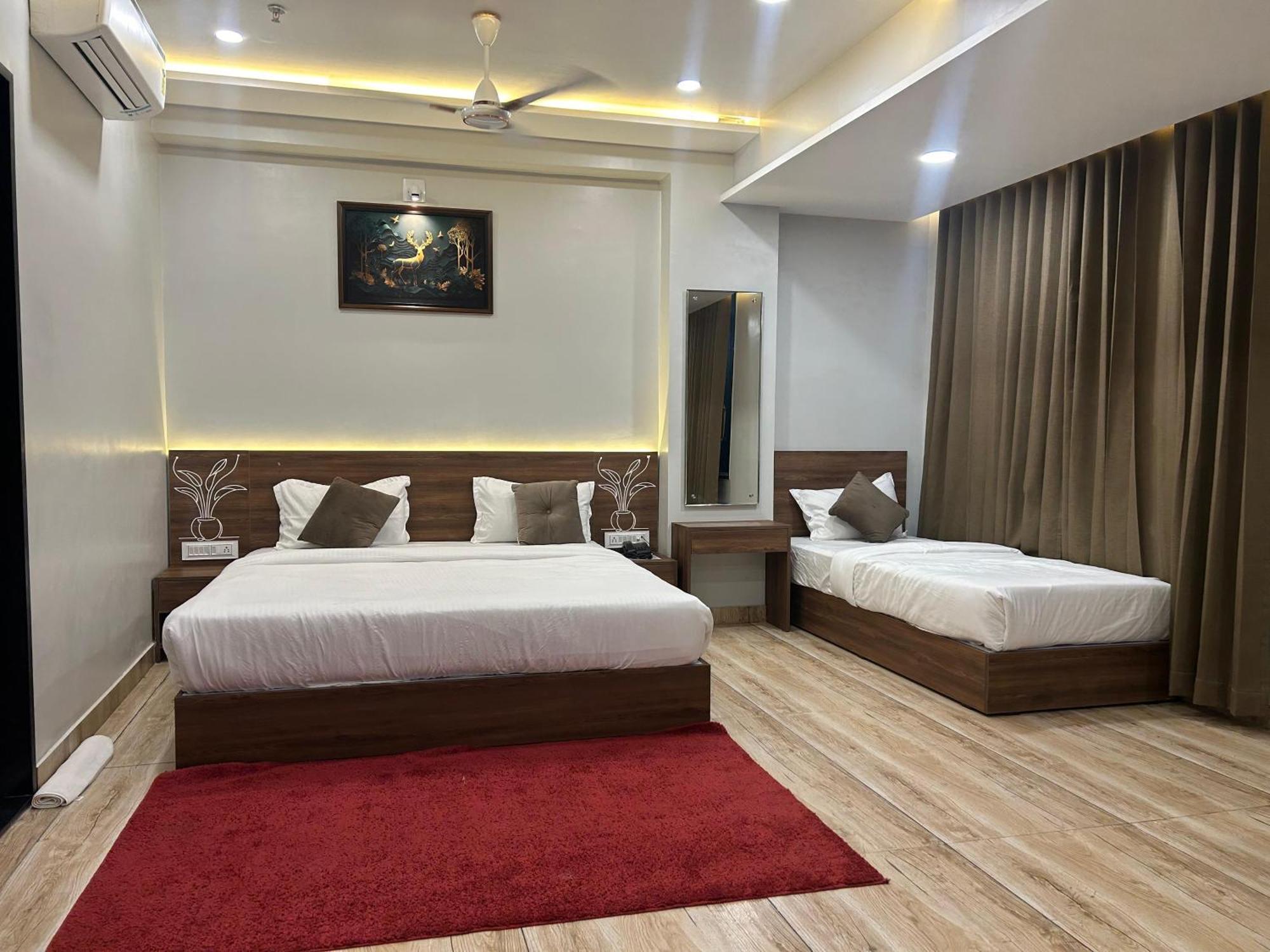 Hotel Holiday Icon Dwārka エクステリア 写真