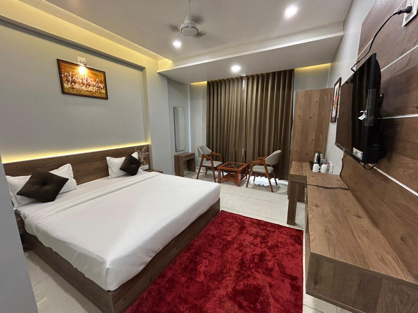 Hotel Holiday Icon Dwārka エクステリア 写真