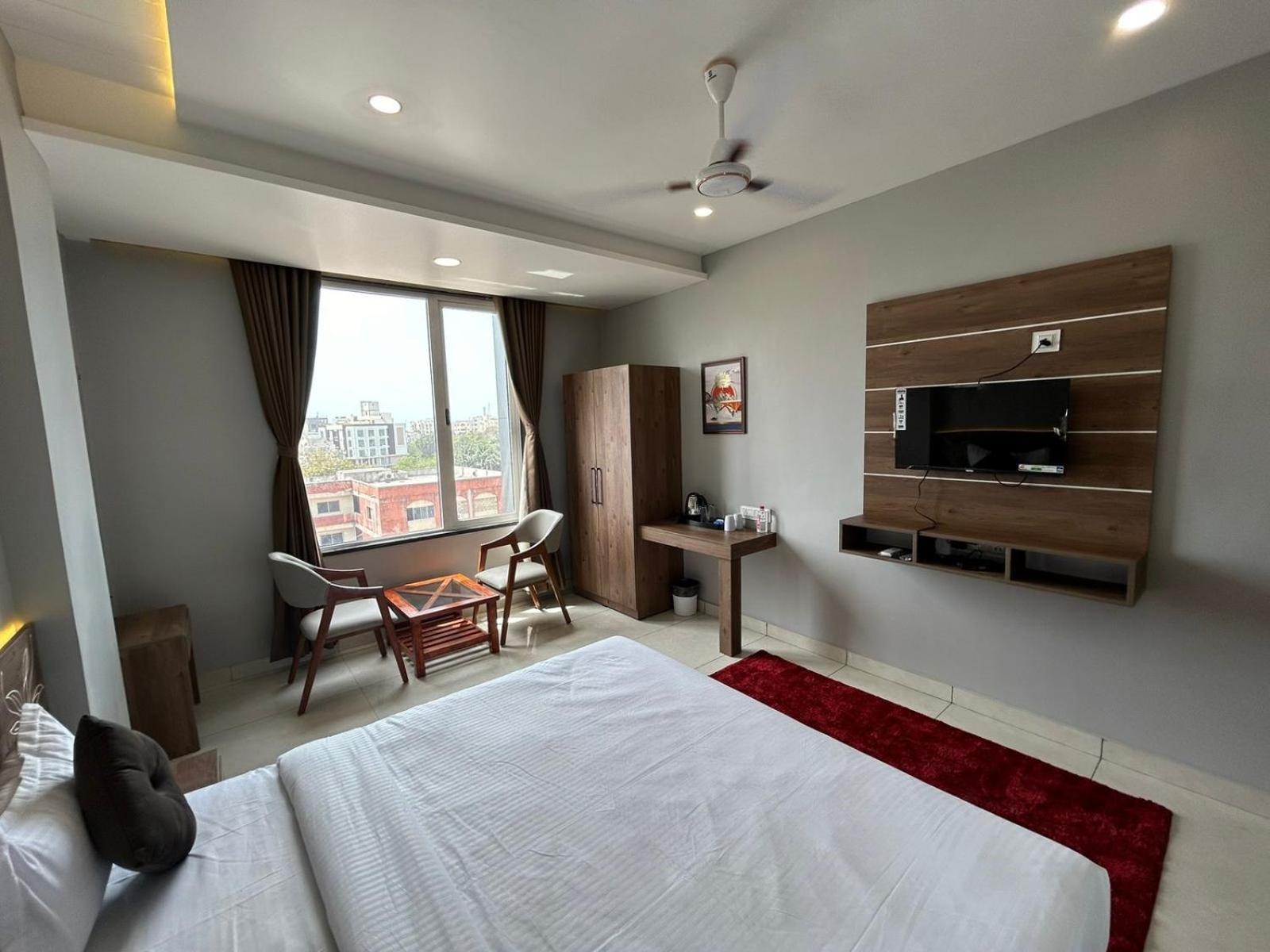 Hotel Holiday Icon Dwārka エクステリア 写真